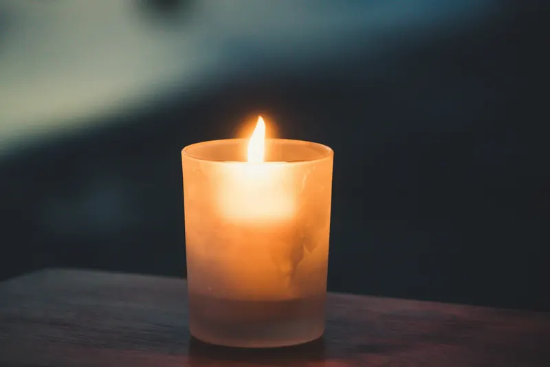 Vela encendida en recuerdo de una mascota